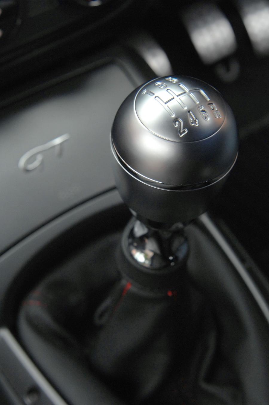 Детали интерьера Alfa Romeo GT Q2 (937C) 2008 года  (ZA) (фото 14 из 31)